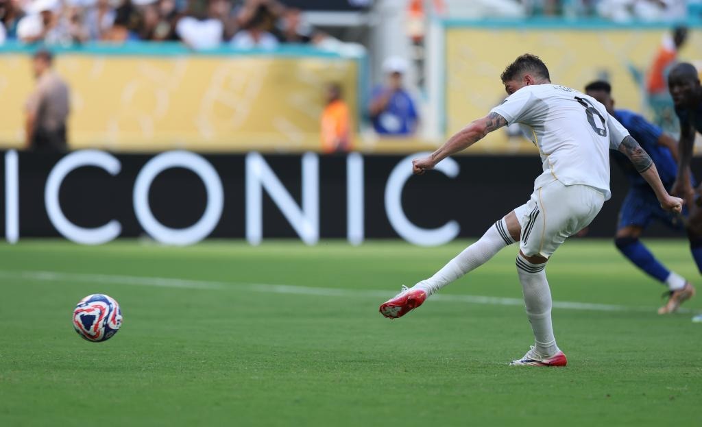 大谷翔平在 2024 年季后赛的一次盗垒滑垒中，由于速度过快差点导致对方守备员脱手